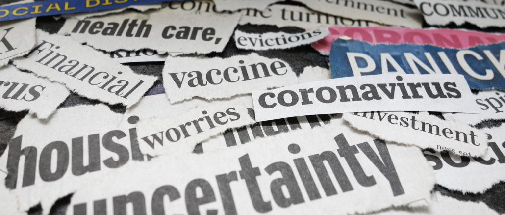 Découpes de journaux avec titres sur Coronavirus