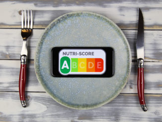 Photo d'une assiette et dedans le logo Nutri-Score