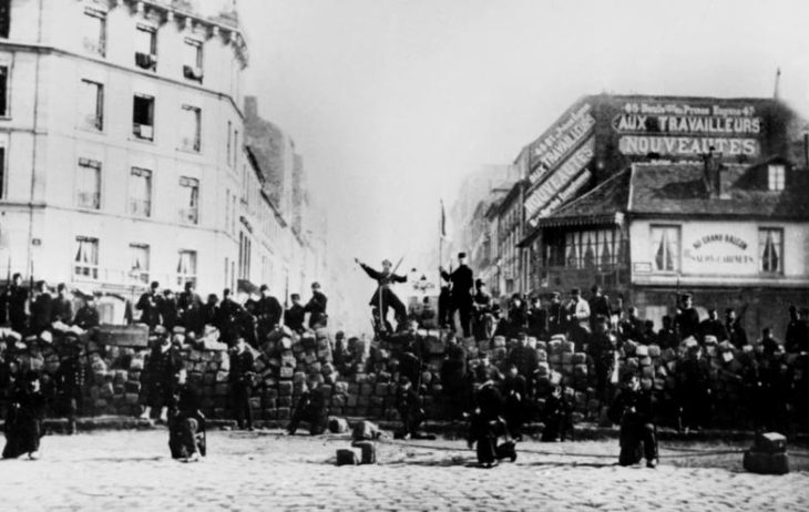 Photo de personnes dans la rue lors de la Commune de Paris