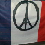 Un drapeau français après les attentats terroristes du vendredi 13 novembre à Paris