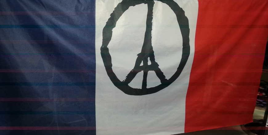 Un drapeau français après les attentats terroristes du vendredi 13 novembre à Paris