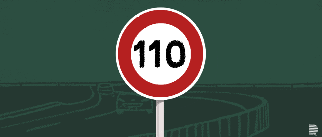 panneau 110 km/h devant une autoroute