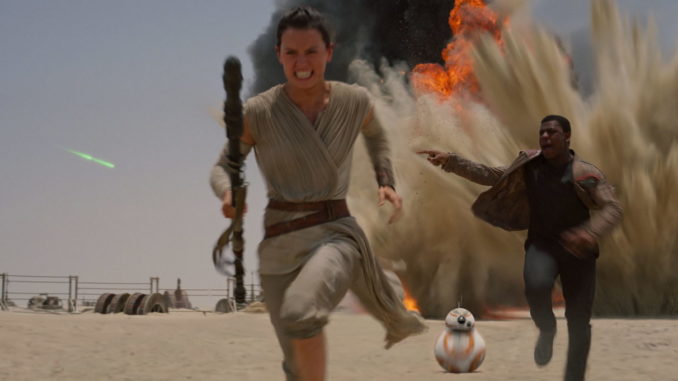 Rey, Finn et un robot poursuivis par soldats du Premier ordre