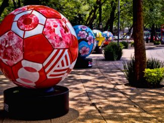 dans un jardin, plusieurs grands ballons sont installés. Ils représentent chacun un pays.
