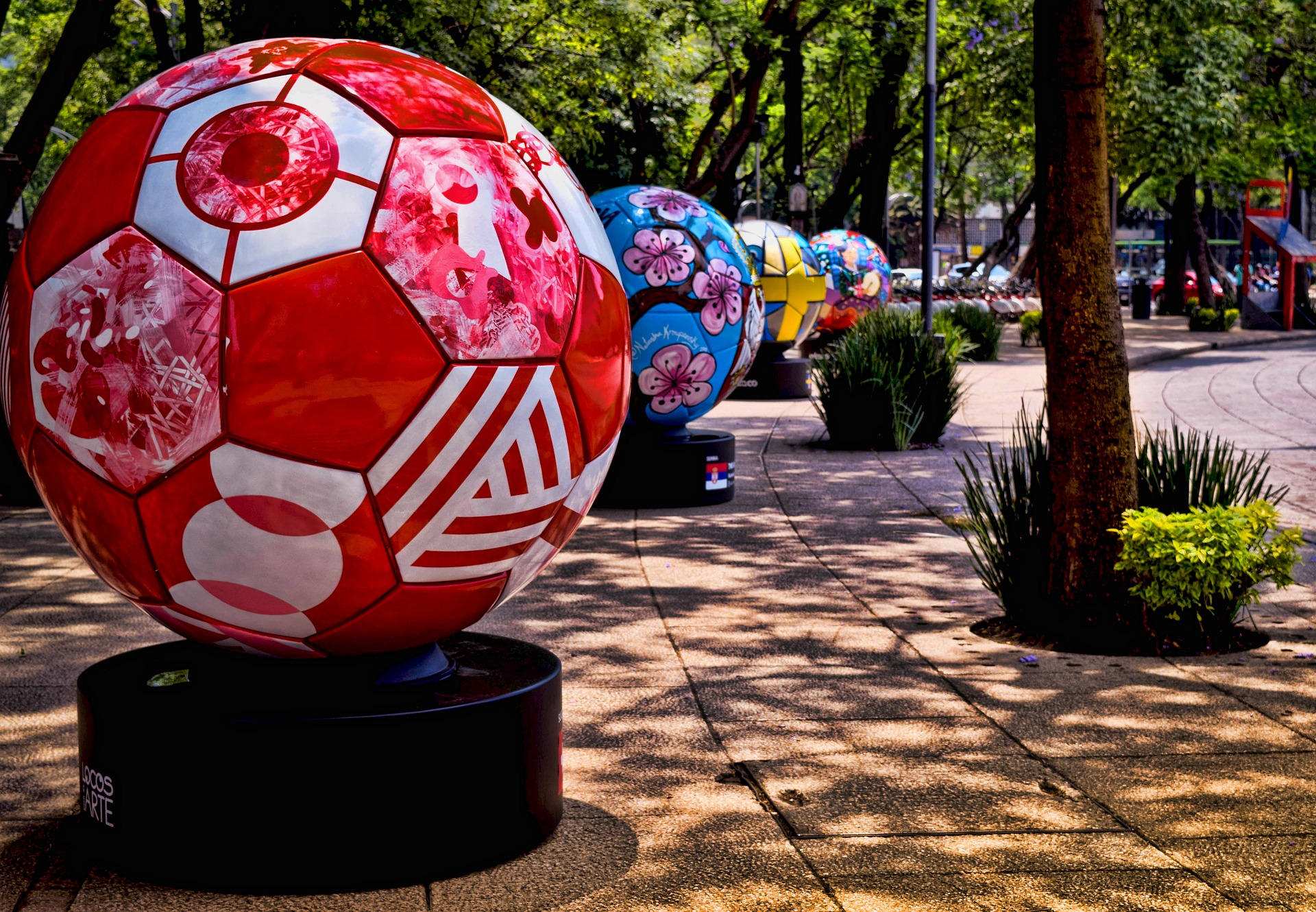 dans un jardin, plusieurs grands ballons sont installés. Ils représentent chacun un pays.