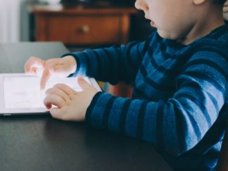 enseignement à distance enfant lit sur tablette numérique