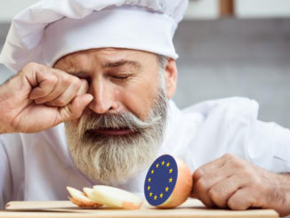 Un chef cuisinier qui pleure à cause de l'oignon.
