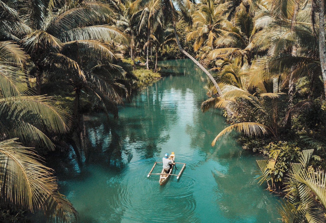 navigateur sur un banka (pirogue) à Siargao island aux Philippines